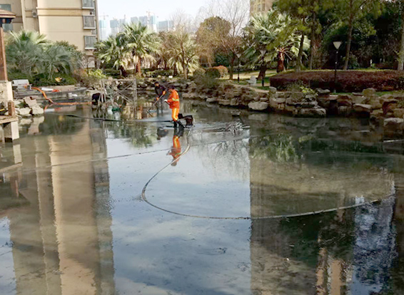 铁东景观池淤泥清理