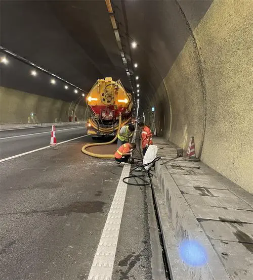 铁东隧道排水渠清淤